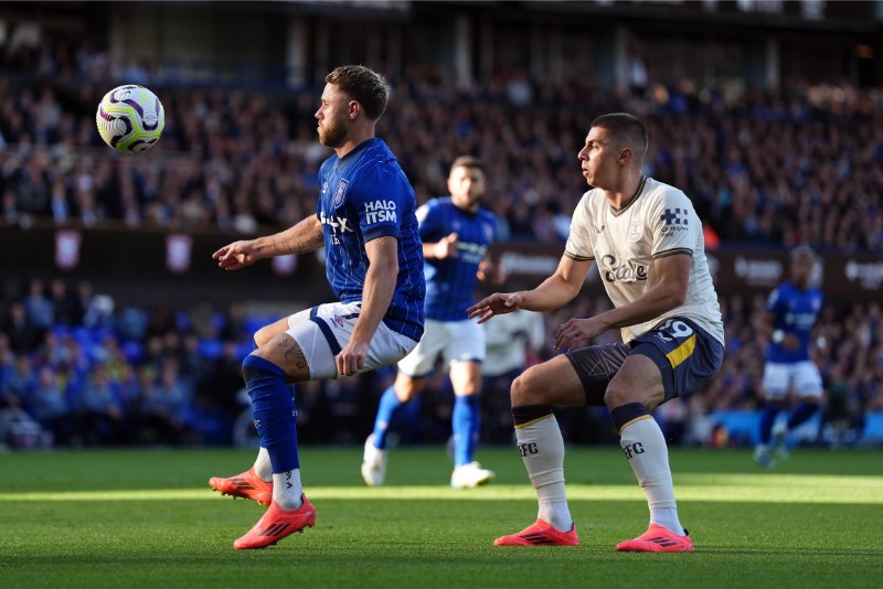 Everton được đánh giá cao hơn Ipswich